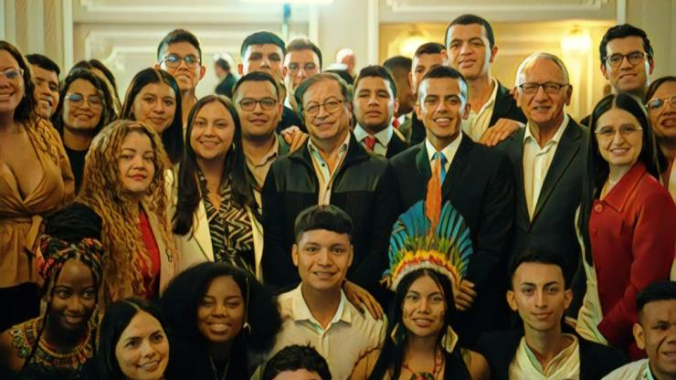 El Presidente Gustavo Petro @PetroGustavo con el nuevo Consejo Nacional de Juventud. 